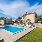 Prázdninový dům Mendula, A Pet Friendly Rustic Haven Surrounded By Nature