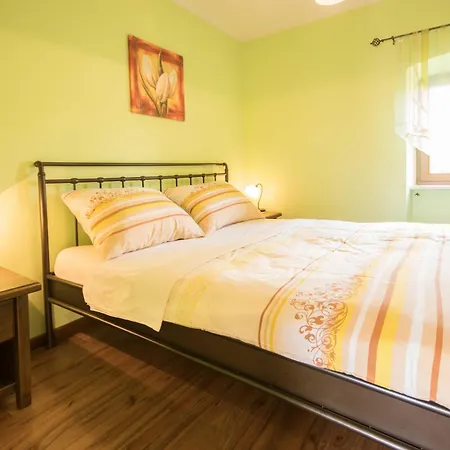 Mendula, A Pet Friendly Rustic Haven Surrounded By Nature Ferienhaus *