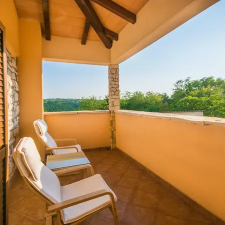 Vakantiehuis Mendula, A Pet Friendly Rustic Haven Surrounded By Nature Šumber