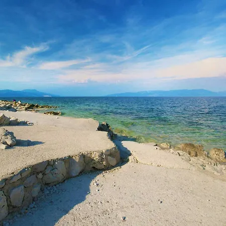 Vakantiehuis Mendula, A Pet Friendly Rustic Haven Surrounded By Nature Šumber
