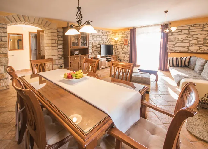 Vakantiehuis Mendula, A Pet Friendly Rustic Haven Surrounded By Nature Šumber