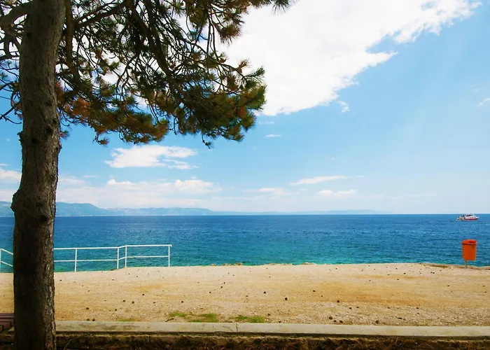 Vakantiehuis Mendula, A Pet Friendly Rustic Haven Surrounded By Nature Šumber