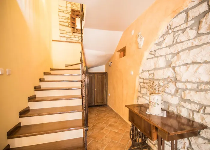Vakantiehuis Mendula, A Pet Friendly Rustic Haven Surrounded By Nature Šumber