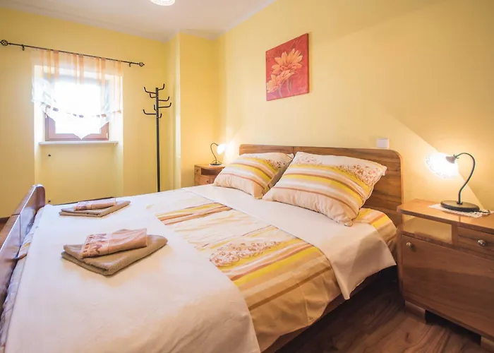 Vakantiehuis Mendula, A Pet Friendly Rustic Haven Surrounded By Nature Šumber