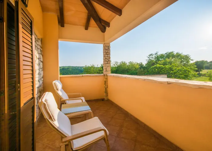 Vakantiehuis Mendula, A Pet Friendly Rustic Haven Surrounded By Nature Šumber